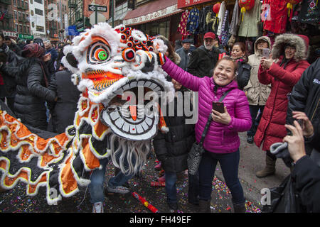 Anno Nuovo Cinese lungo Mott Street, il centro di Chinatown a Manhattan NYC. Foto Stock