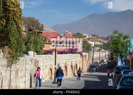 Oaxaca, Messico - Il Arquitos (piccoli archi) de Xochimilco, parte della vecchia San Felipe acquedotto. Foto Stock