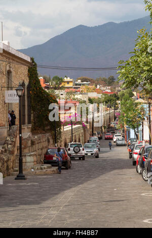 Oaxaca, Messico - Il Arquitos (piccoli archi) de Xochimilco lungo Rufino Tamayo Street, parte della vecchia San Felipe acquedotto. Foto Stock