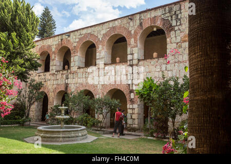 Oaxaca, Messico - un cortile al Quinta Real hotel è un lussuoso hotel costruito nel 1576 come convento. Foto Stock