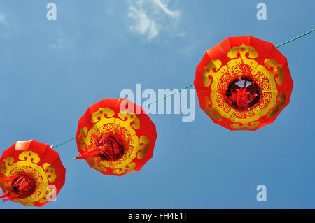 Rosso lanterna cinese contro il cielo blu Foto Stock