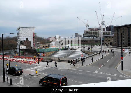 Vista della piazza Granaio, Gasometro Appartamenti e Plimsoll gru per edilizia di King Cross a Londra di rigenerazione UK KATHY DEWITT Foto Stock