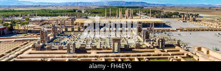 Vista su Persepolis dalla tomba di Artaserse III Foto Stock