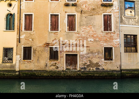 Una vista di vecchi edifici lungo i canali veneziani nel sestiere di Cannaregio a Venezia. Foto Stock