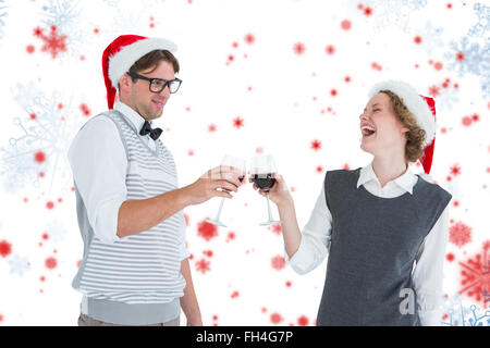 Immagine composita di felice geeky hipster paio di bere vino rosso Foto Stock