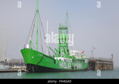 La Marina Haslar Lightship chiaramente visibile contro uno sfondo di nebbia. Essa è stata smantellata nel 1991. Foto Stock