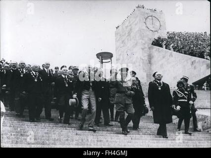 1936 - Olimpiadi di estate a Berlino - Adolf Hitler passeggiate passi con con conteggio Henri de Baillet-Latour (1 marzo 1876 - 6 gennaio 1942) era un aristocratico belga e il terzo presidente del Comitato olimpico internazionale. © Keystone Pictures USA/ZUMAPRESS.com/Alamy Live News Foto Stock