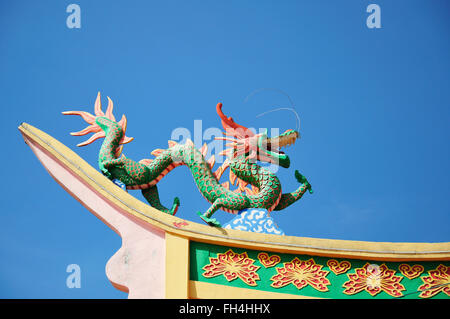 Dragon statua sulla sommità di un tetto del tempio Foto Stock