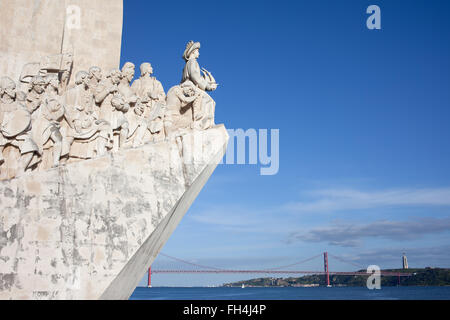 Il Portogallo, Lisbona, Belem, il Monumento delle Scoperte (Padrao dos Descobrimentos) dal fiume Tago, punto di riferimento della città Foto Stock