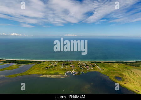Vista aerea, porto baltico Neuendorf Hiddensee, nuvole, barche a vela, Hiddensee, Mar Baltico isola, Meclenburgo-Pomerania Occidentale, Germania Foto Stock
