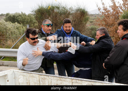 Driver greco lotta in strada Foto Stock