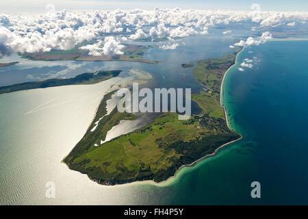 Vista aerea, punta settentrionale dell'isola di Hiddensee con il faro Dornbusch e il villaggio monastero, fish eye lente, Foto Stock