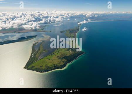 Vista aerea, punta settentrionale dell'isola di Hiddensee con il faro Dornbusch e il villaggio monastero, fish eye lente, Foto Stock