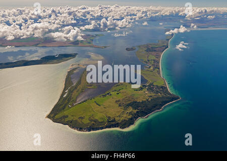 Vista aerea, punta settentrionale dell'isola di Hiddensee con il faro Dornbusch e il villaggio monastero, fish eye lente, Foto Stock