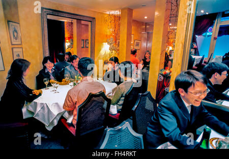 Francia, Parigi, persone che condividono un pasto d'affari all'interno del ristorante francese classico, 'le Polequin', (file Foto, ora chiuso) interno del ristorante europeo Foto Stock