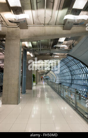 Aeroporto Suvarnabhumi Terminal interno Bangkok Thailandia // BANGKOK, Thailandia - l'architettura industriale in un terminal del Suvarnabhumi Airport Terminal, Bangkok, Thailandia. Foto Stock