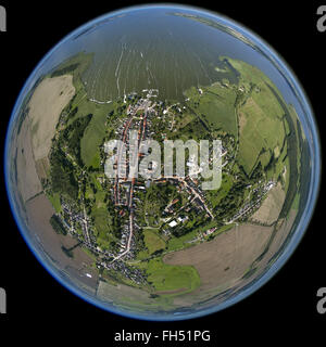 Vista aerea, la chiesa e la sala parrocchiale Johannis II, street village, Bodden Est, Lassan, Meclenburgo-Pomerania Occidentale, Germania, fisheye Foto Stock