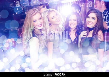 Immagine composita di elegante amici sorridente in telecamera insieme Foto Stock