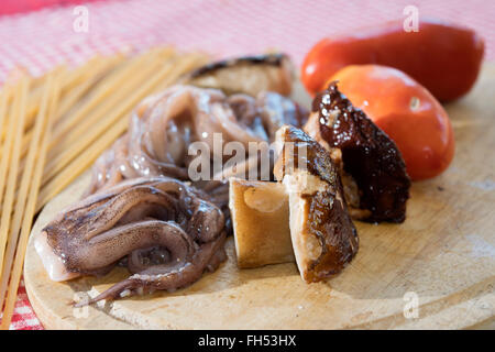 Di calamari e funghi porcini per un condimento per pasta Foto Stock