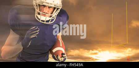 Immagine composita del ritratto di giocatore di football americano in esecuzione con sfera Foto Stock