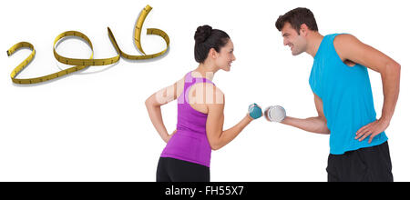 Immagine composita di montare l uomo e la donna il sollevamento pesi Foto Stock