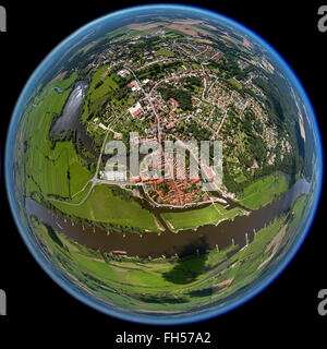 Vista aerea, città vecchia, Elba, Jeetzel, obiettivo fisheye, immagine a tutto tondo, Hitzacker (Elba), Lüchow-Dannenberg, Valle dell'Elba a Dresda Elba Foto Stock