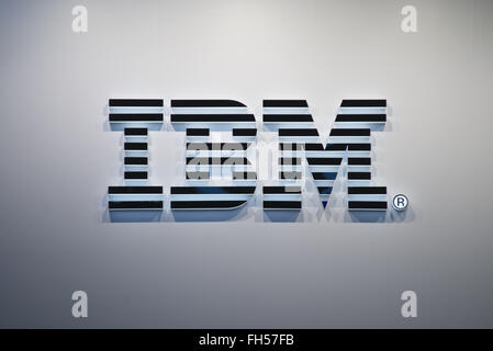 La Catalogna, Spagna, 23 febbraio, 2016. Un "IBM" logo illuminato si siede al di fuori del padiglione IBM all'annuale Mobile World Congress, uno degli eventi più importanti per le tecnologie mobili e un trampolino di lancio per gli smartphone, le future tecnologie, i dispositivi e le periferiche. L'edizione 2016 corre sotto il tema generale del 'Mobile è tutto' espandendo la MWC per coprire ogni aspevt del mobile. © Matthias Oesterle/ZUMA filo/Alamy Live News Foto Stock