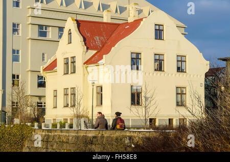 Reykjavik Città Vecchia contrasto vecchio stile di edificio accanto e moderno grattacielo, Islanda. Foto Stock