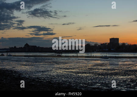 Tramonto dietro la conserva di Portchester Castle. Una struttura di borgo medievale costruito all'interno di un forte romano sul lato nord del porto di Portsmouth Foto Stock