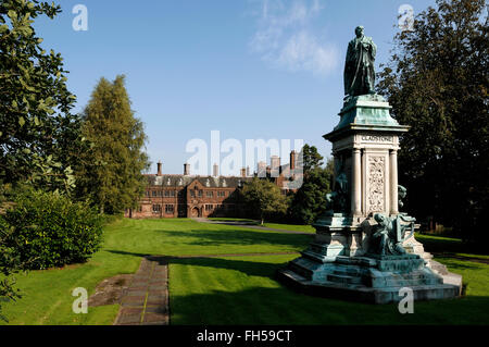 Statua di William Gladstone nella motivazione della libreria Gladstones in Hawarden North Wales UK Foto Stock