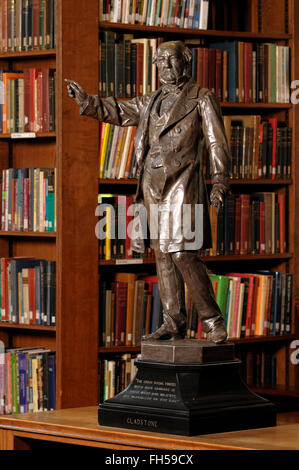 Statua di William Gladstone all'interno Gladstones biblioteca di Hawarden North Wales UK Foto Stock