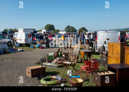 Gli acquirenti e i venditori a domenica Chirk bagagliaio della vettura in vendita in Galles del Nord Regno Unito Foto Stock