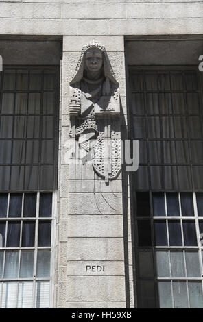 Pazienti pediatrici tribal figura sull'art deco storico edificio reciproco a Cape Town Foto Stock