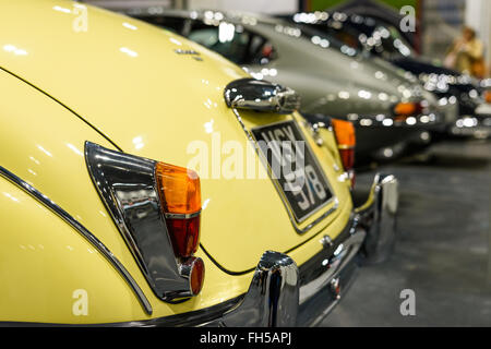 Retro di un giallo Jaguar 3.8 MK II sul display a 2016 London Classic Car Show Foto Stock