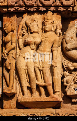 Sculture su Adinath tempio Jain, Khajuraho Foto Stock