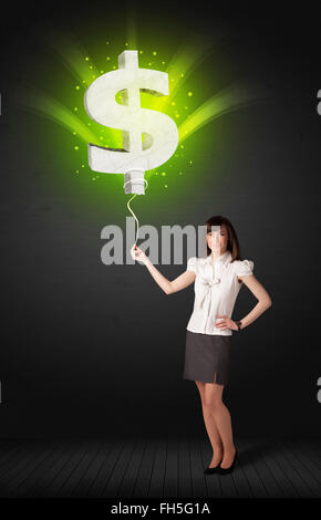 Imprenditrice con il segno del dollaro palloncino Foto Stock