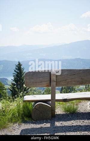 Panca che si affaccia sul lago e le montagne, Carinzia, Austria Foto Stock