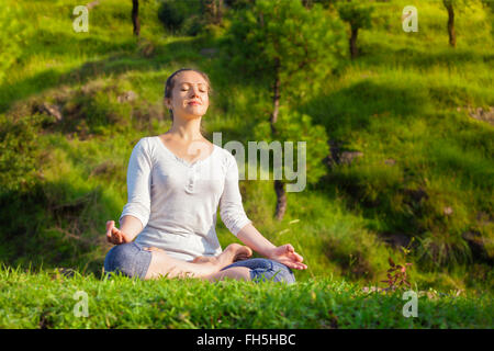 Giovane sportivo da donna adatta per lo yoga Lotus pongono oudoors Foto Stock