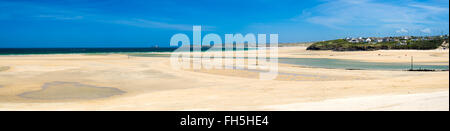Ampia panoramica della splendida Porthkidney Sands Beach Lelant vicino a St Ives Bay Cornwall Inghilterra UK Europa Foto Stock