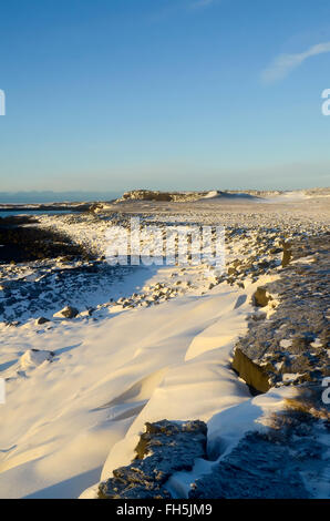 Campo di lava e il litorale di neve e di ghiaccio sul Valahnúkur costa della penisola di Reykjanes in Islanda Foto Stock