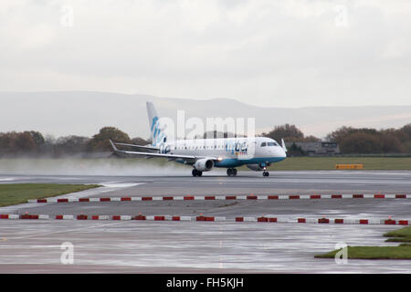 Flybe Embraer E175 corpo stretto piano passeggero (G-FBJB) decollo dall'Aeroporto Internazionale di Manchester sulla pista. Foto Stock