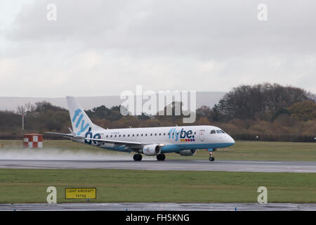 Flybe Embraer E175 corpo stretto piano passeggero (G-FBJB) decollo dall'Aeroporto Internazionale di Manchester sulla pista. Foto Stock