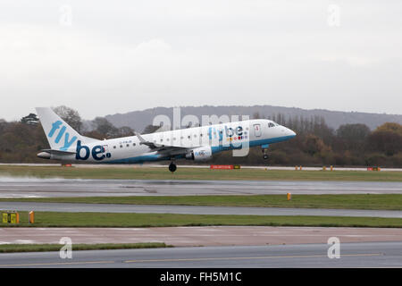 Flybe Embraer E175 corpo stretto piano passeggero (G-FBJB) decollo dall'Aeroporto Internazionale di Manchester sulla pista. Foto Stock