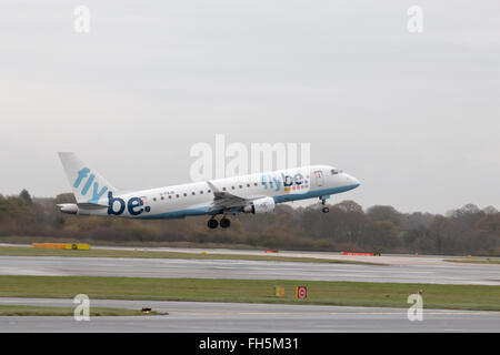 Flybe Embraer E175 corpo stretto piano passeggero (G-FBJB) decollo dall'Aeroporto Internazionale di Manchester sulla pista. Foto Stock