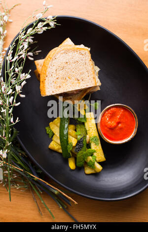 Vista aerea del formaggio panini desiderano un lato di zucchine e un peperone rosso salsa. Foto Stock