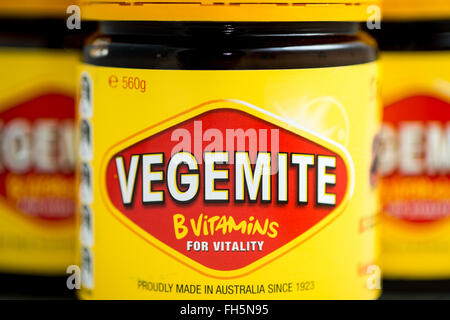 Vegemite è un marrone scuro cibo australiano di pasta costituita da produttori di birra di estratto di lievito con vari vegetali di spezie e additivi. è stato sviluppato da Cirillo P. Callister a Melbourne, Victoria, nel 1922, come localmente un versione del British incolla Marmite. Essa è diventata una icona culturale. Essa è spesso messo sul pane tostato. Foto Stock