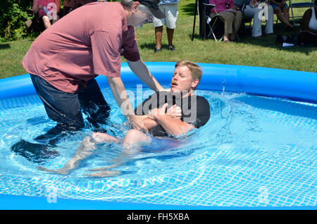 L'uomo diventa battezzati in una piscina esterna in Riverdale Park, Maryland Foto Stock