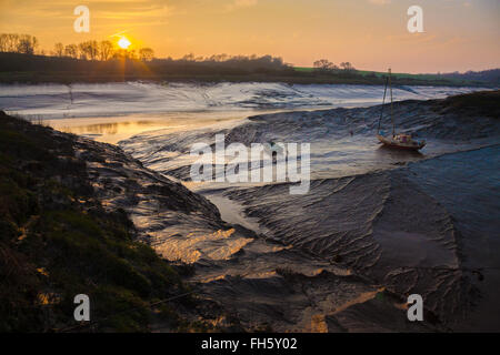 Il tramonto e la bassa marea oltre il fiume Avon a mulini di mare vicino a Bristol Regno Unito Sito del porto romano di Abona Foto Stock