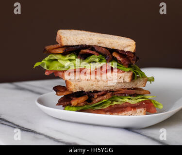 BLT sandwich sulla piastra Foto Stock