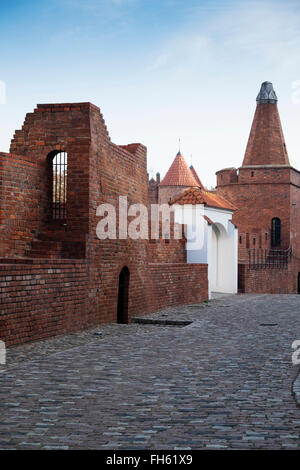 Varsavia Barbican con passaggi pedonali in ciottoli, Città Vecchia, Varsavia, Polonia. Foto Stock